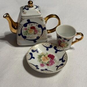 Imperial Porcelain Mini
Tea Set Vintage Doll House